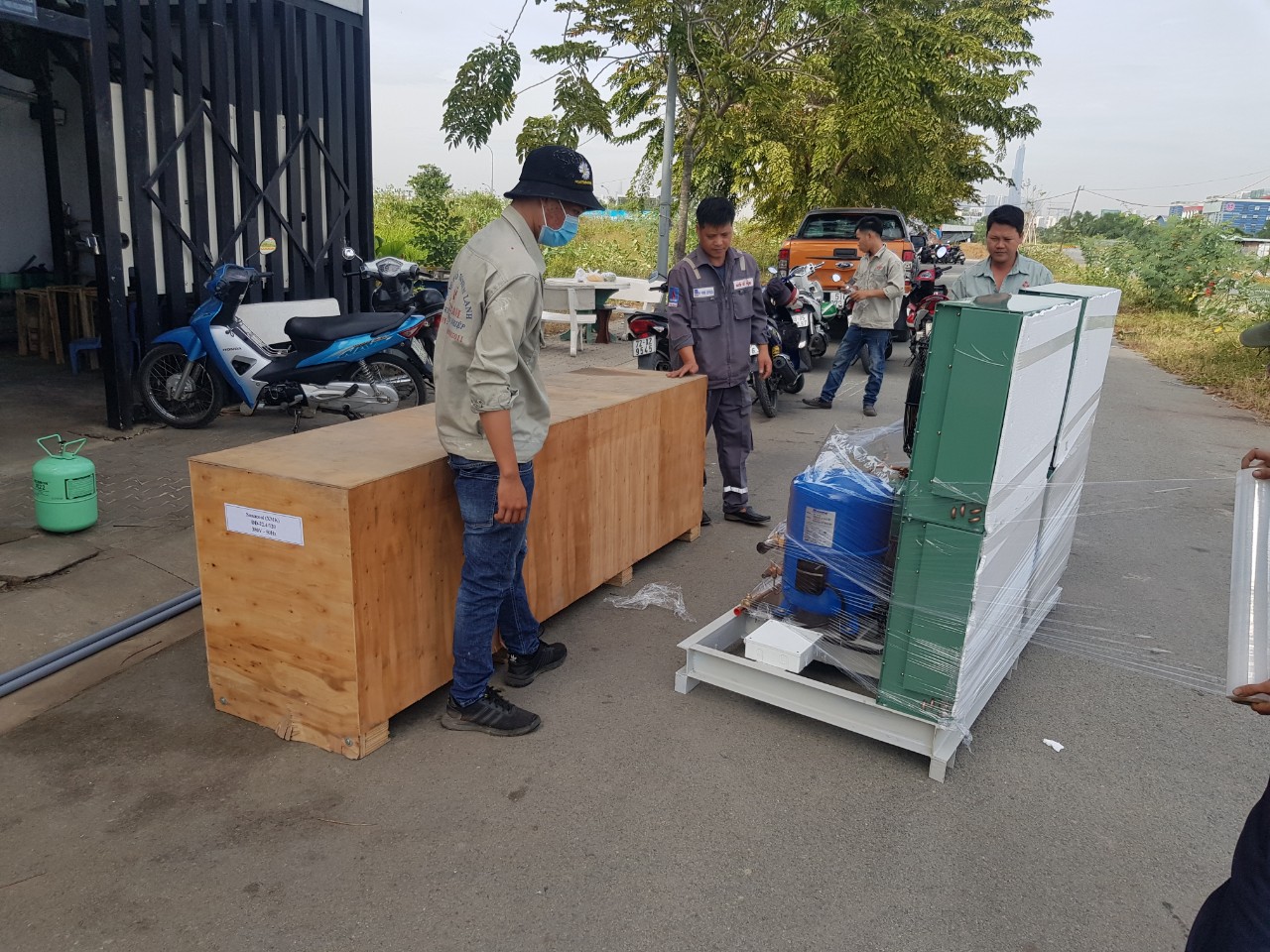 kỹ thuật viên lắp đặt kho lạnh bảo quản tiêu