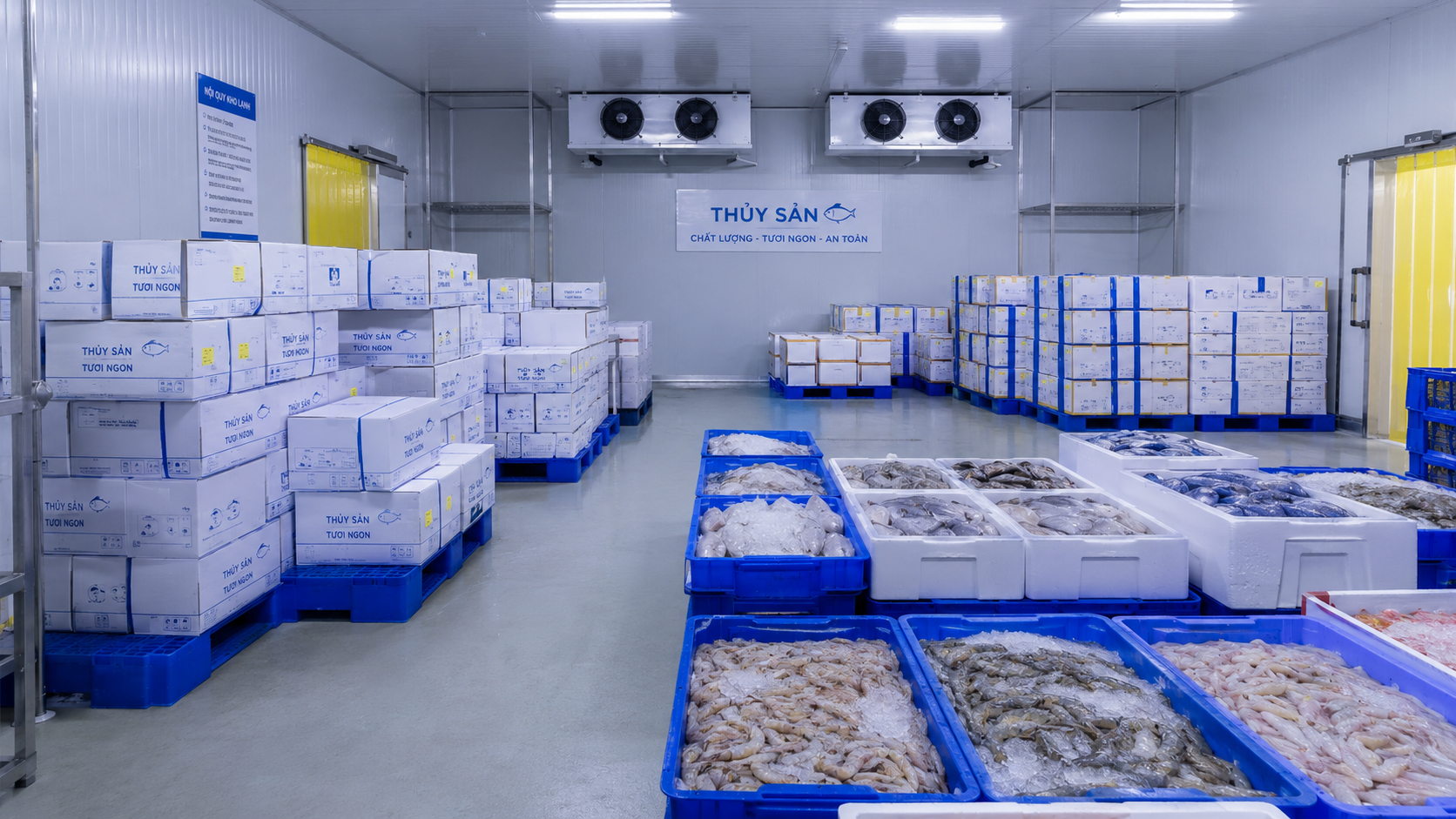 Kho lạnh thủy sản bảo quản cá, tôm, mực và hải sản trong thùng xốp, khay nhựa và pallet.